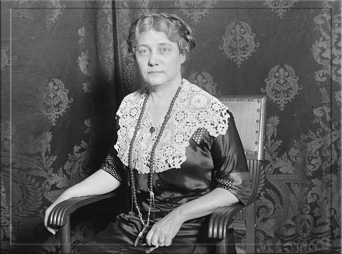 Нелли Блай умерла в 1922 году от пневмонии.