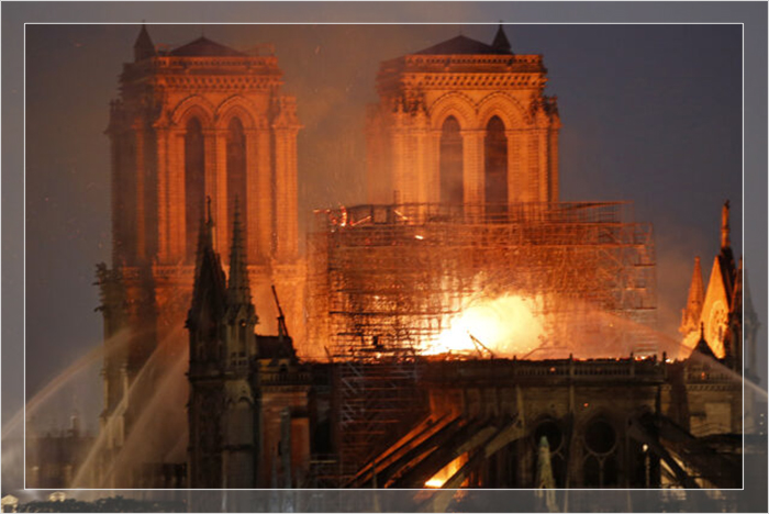Пламя и дым поднимаются с крыши собора Нотр-Дам 15 апреля 2019 года в Париже, Франция. 