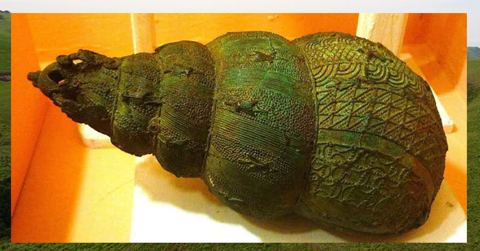 Церемониальная раковина, найденная в Игбо-Укву. Он сделан из бронзы и датируется примерно 9 веком.