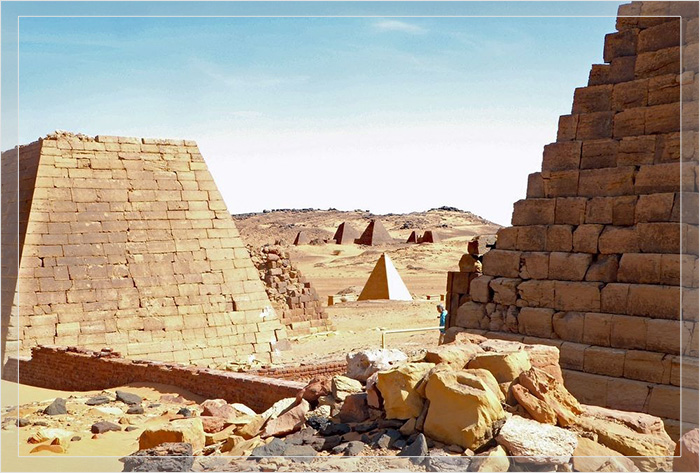 Внутри пирамид находили предметы, свидетельствующие о торговых связях царства Куш с Египтом и эллинистическими народами.