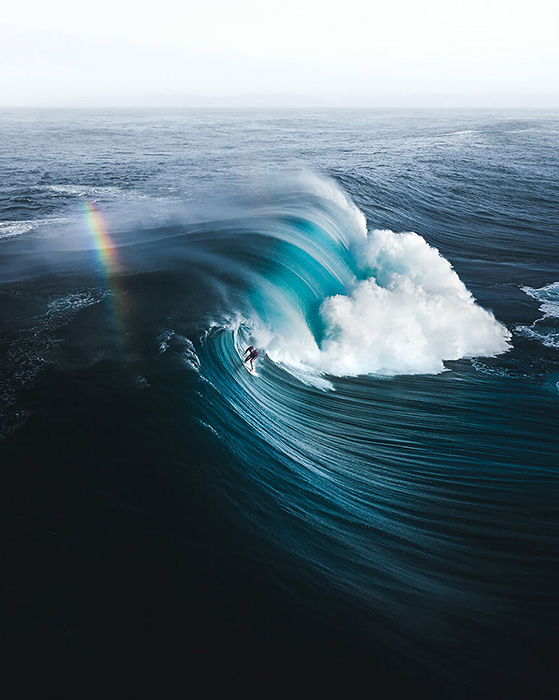 «Сёрфер Джек Робинсон идёт на знаменитый прорыв, известный как «Правый», где одни из самых тяжёлых волн в мире». / Фото: Фил Де Гланвиль/oceanphotographyawards.com