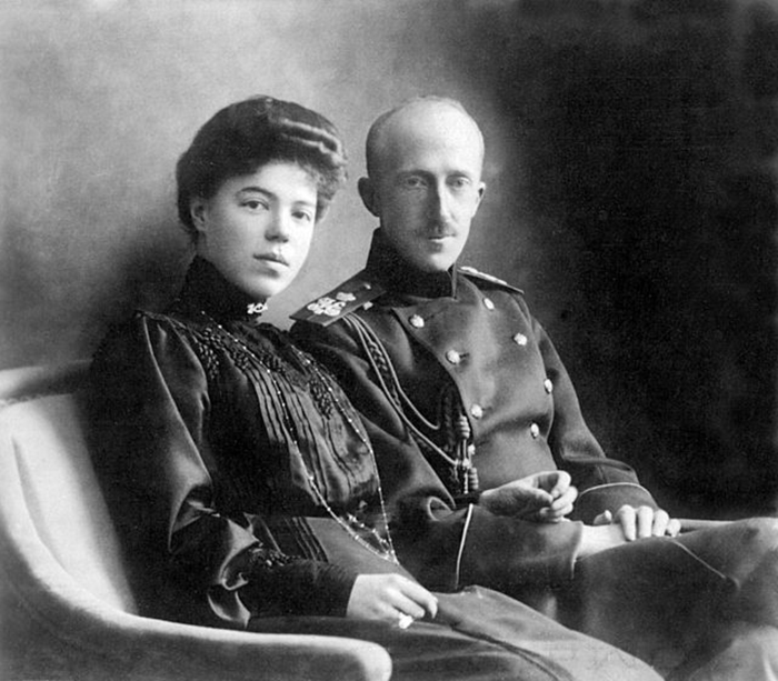 Великая княгиня Ольга Александровна и её первый муж, Пётр Александрович, принц Ольденбургский, около 1901 года. / Фото: Wikimedia Commons