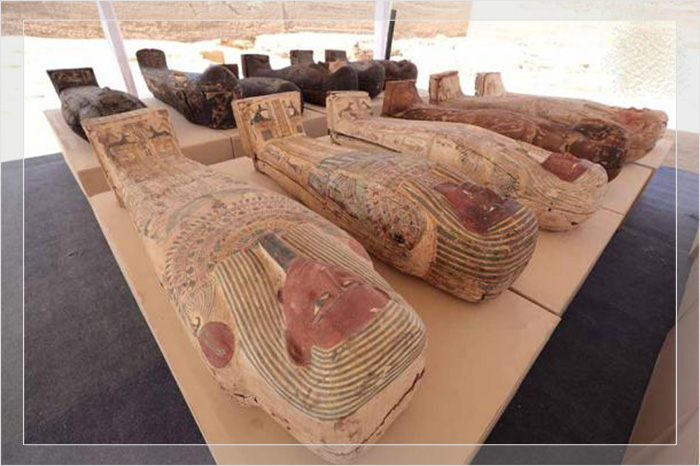 Некоторые из 250 саркофагов, обнаруженных в Саккаре к югу от Каира. В одном из них был найден древний папирус.
