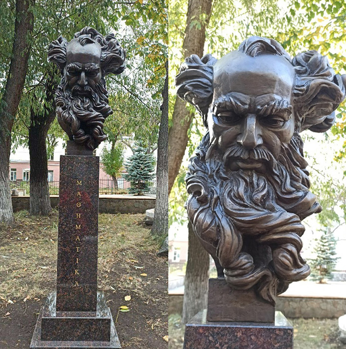 Памятник Григорию Перельману в Челябинске перед математическим лицеем.