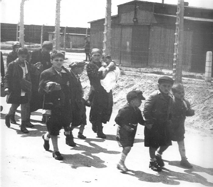 Еврейские дети, взявшись за руки, неосознанно идут навстречу гибели в газовых камерах Освенцима. / Фото: reddit.com