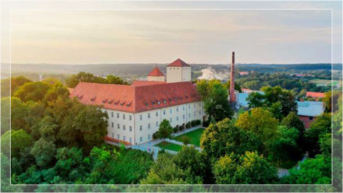 Вид с воздуха на старейшую пивоварню в мире, Вайнштефан, Фрайзинг, Бавария, Германия.