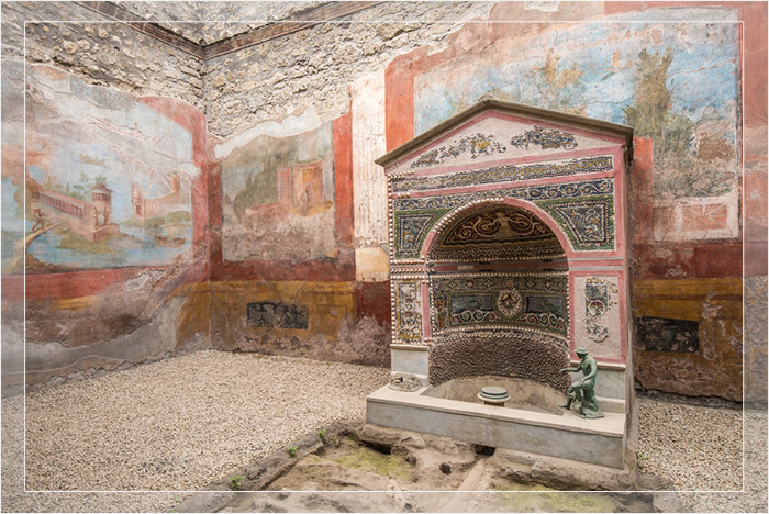 Роскошные виллы, украшенные искусно написанными фресками, с богатой уварью - принадлежали богатым жителям города.