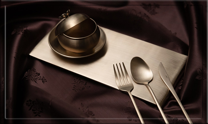 Посуда из бронзы всегда украшала столы монарших особ.