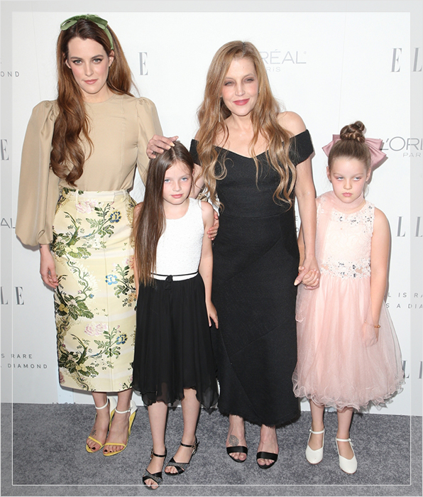 Лиза Мария Пресли со своими тремя дочерьми: Райли Кио, а также близняшками Харпер и Финли Локвуд, 2017 год.