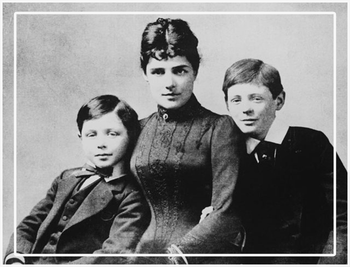 Дженни Черчилль с сыновьями. Уинстон Черчилль (справа) и Джон Стрэндж Спенсер-Черчилль (слева).