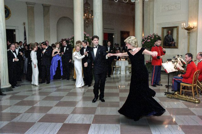 Принцесса Диана танцует с Джоном Траволтой на официальном гала-вечере в Белом доме 9 ноября 1985 года. / Фото: Handout / Getty Images