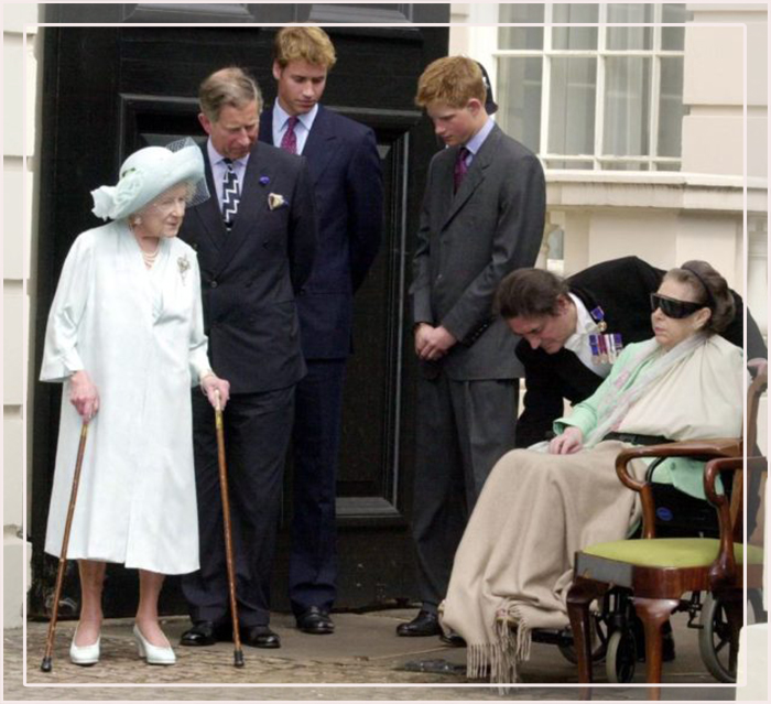 Королева-мать с принцем Уэльским, принцем Уильямом, принцем Гарри и принцессой Маргарет (в инвалидной коляске).