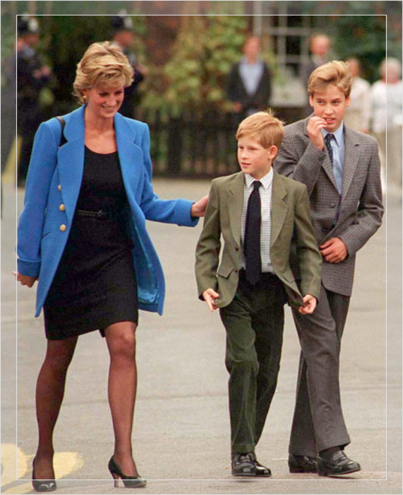 Принцесса Диана с принцем Уильямом и принцем Гарри в 1995 году, когда они посетили съёмочную площадку «Свирепых созданий».