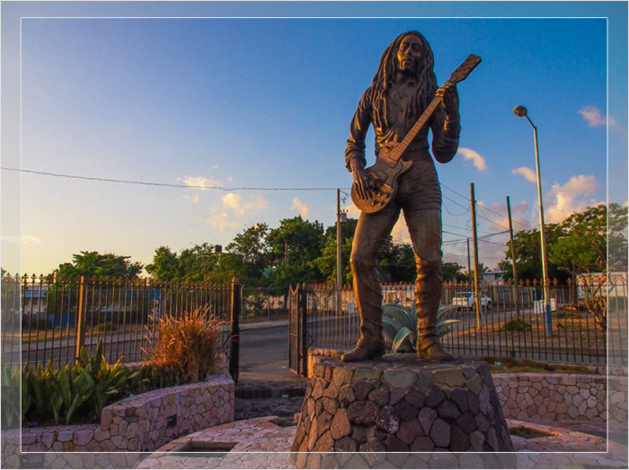 Статуя легендарного музыканта, уроженца Ямайки, Боба Марли.