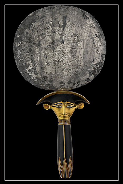 Серебряное зеркало с ручкой в виде головы Хатор - один из редких артефактов данной выставки.