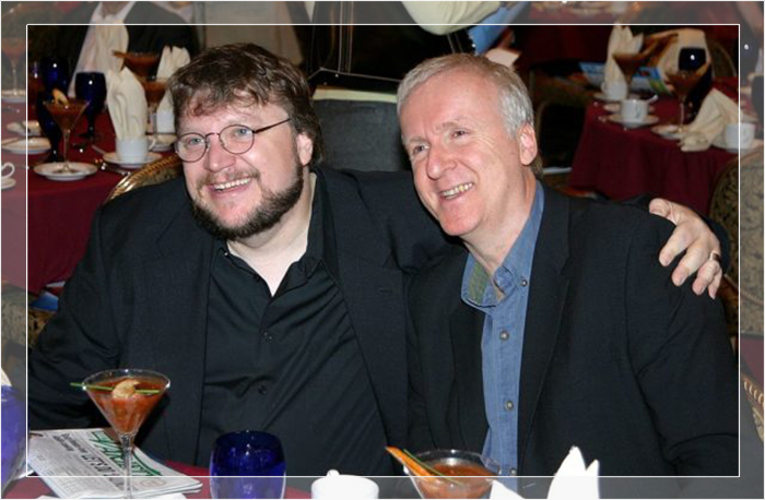 Режиссёры Гильермо дель Торо и Джеймс Кэмерон на обеде в честь Международного дня ShoWest 2006.