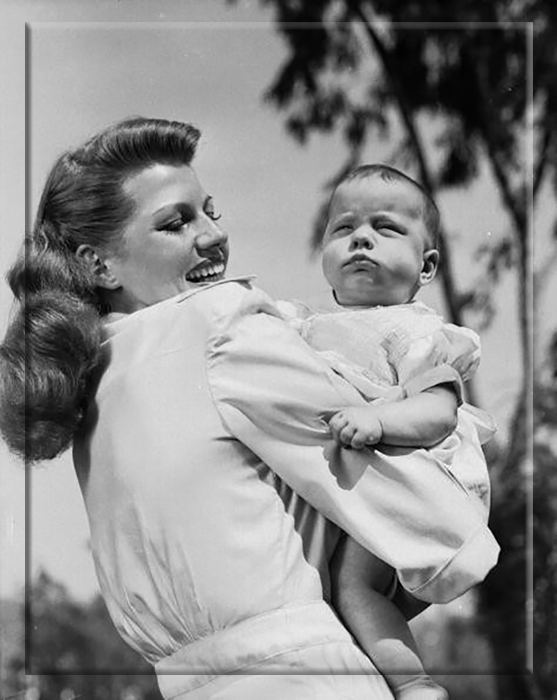 Рита Хейворт с дочерью от Орсона Уэллса, Ребеккой.