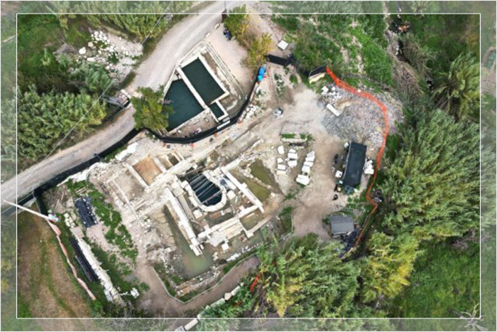 Вид с воздуха на термальные ванны, где ведутся археологические раскопки и были обнаружены 2000-летние бронзовые статуи. Святилище Сан-Кашано-деи-Баньи, в Тоскане, 11 ноября 2022 года.