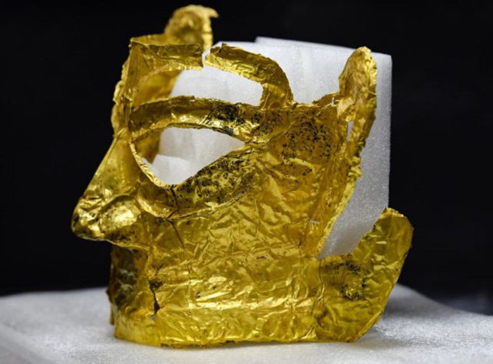 Золотая маска, найденная на месте руин Саньсиндуй. / Фото: edition.cnn.com