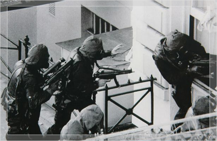 SAS спасают Диану и Чарльза от «террористов».