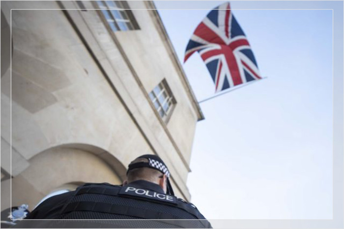 Офицер британской полиции на страже у Букингемского дворца.