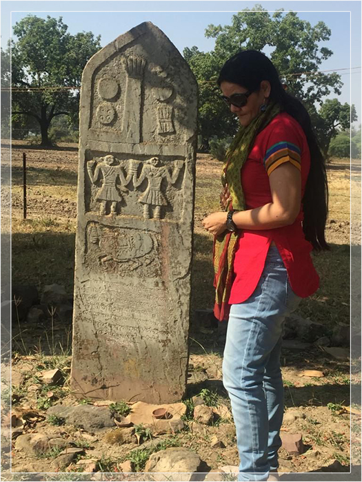 Археолог Амита Сингх с одним из скульптурных камней сати, которые она ищет и документирует.