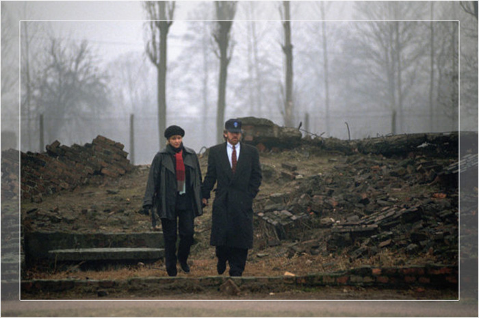 Стивен Спилберг и его жена идут по концентрационному лагерю Освенцим-Биркенау в хмурый дождливый день. / Фото: Питер Тернли/Getty Images