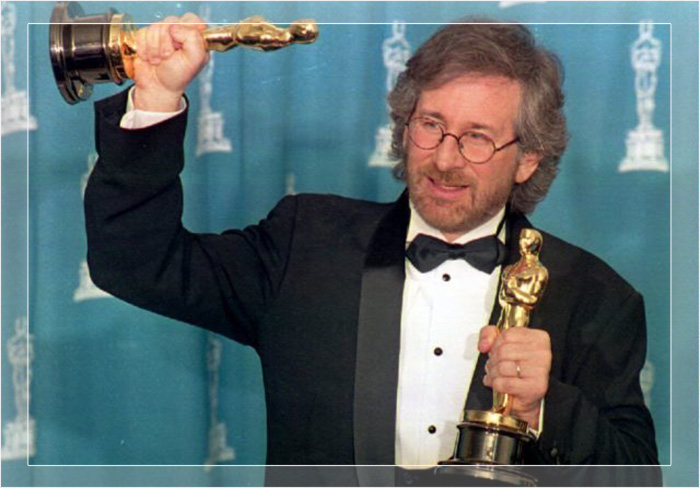 Стивен Спилберг позирует со своими двумя «Оскарами» 21 марта 1994 года в Лос-Анджелесе.