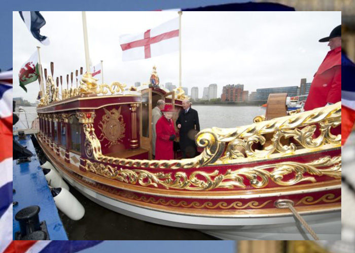 Королева Елизавета II в сопровождении принца Филиппа, герцога Эдинбургского, впервые посещает Глориану, новую Королевскую гребную баржу, построенную в ознаменование Бриллиантового юбилея королевы.