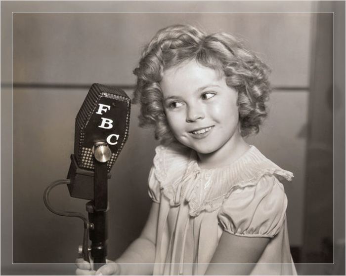 Ширли Темпл держит микрофон FBC, около 1933-36 годов.