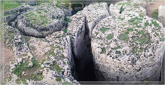 Остатки колонн в карьере Cave di Cusa на Сицилии.