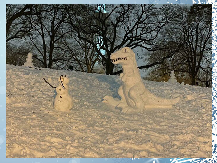 Тиранозавр в погоне за снеговиком.