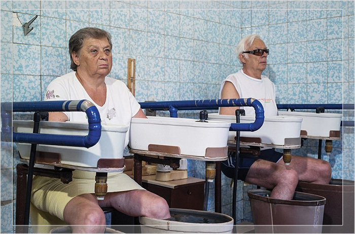 Пожилые курортники, не выдерживающие жара полноценной ванны с минеральной водой, лечат только руки и ноги.