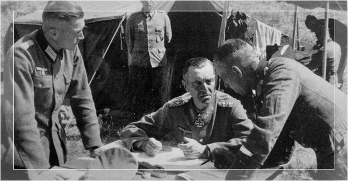 Немецкий генерал Фридрих Паулюс совещается со своим штабом Шестой армии перед Сталинградом, 1 сентября 1942 года.