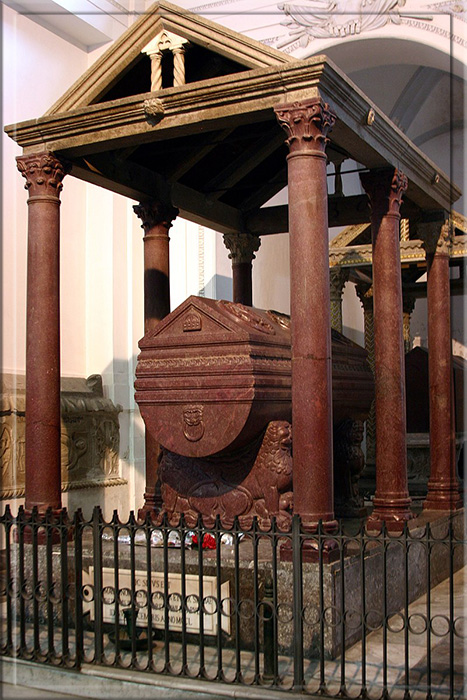 Гроб Федерико II Гогенштауфена в соборе Палермо.