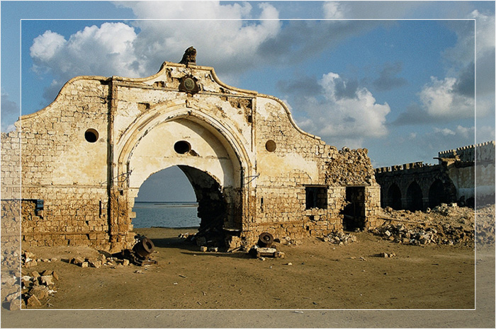 Руины некогда величественных построек служат немым упрёком бросившим Суакин людям.