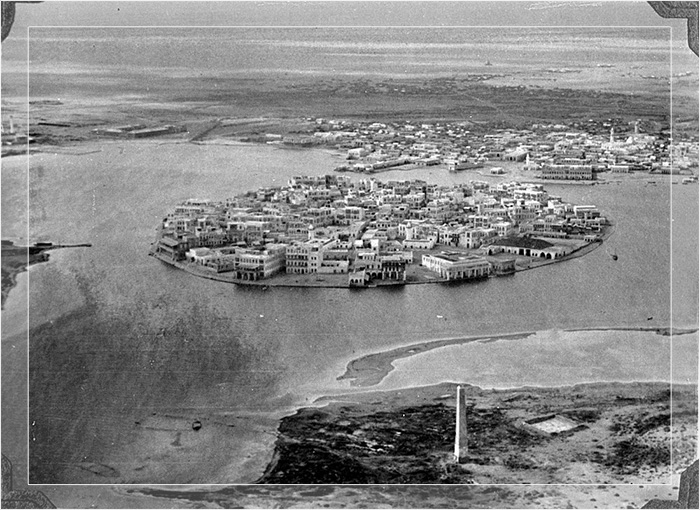 Вид с воздуха на остров Суакин в 1930 году: остров Конденсор на переднем плане и Эль-Герф с его ограждающими укреплениями чуть поотдаль.