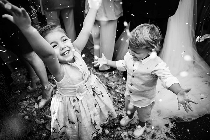 Дети веселятся на свадьбе. / Фото: Эдуардо Банги / fotografos-de-boda.net