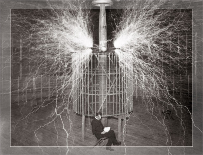 Никола Тесла сидит в своей лаборатории со своим «увеличительным передатчиком», 1899 год. 