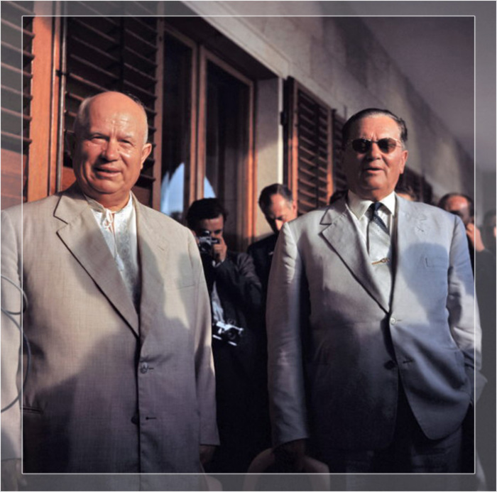 Президент Югославии Иосип Броз Тито (справа) с советским лидером Никитой Хрущевым (слева), 1959 год.