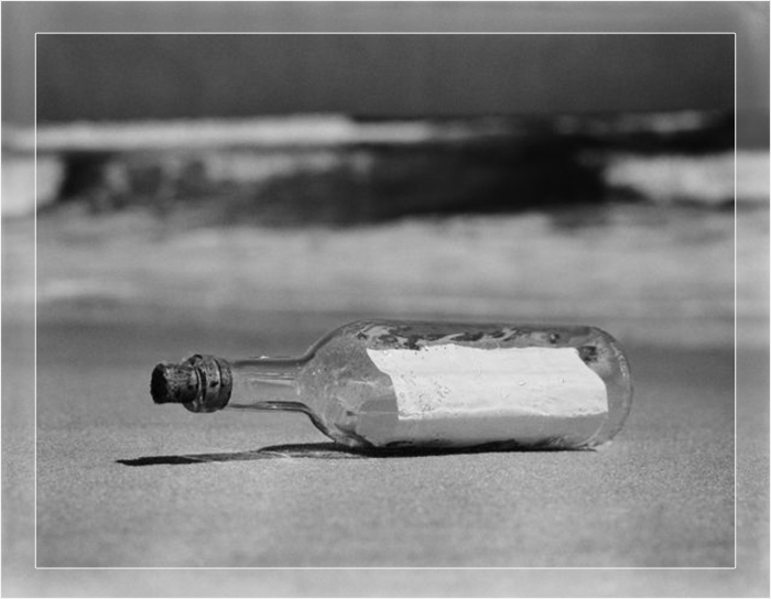 Сообщение в бутылке на берегу пляжа.