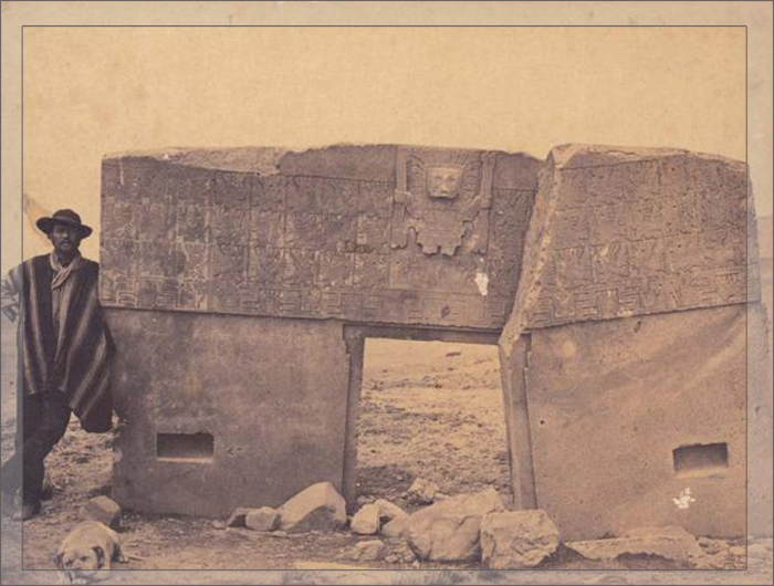 Фотография 1877 года Солнечных ворот Тиауанако в Боливии.