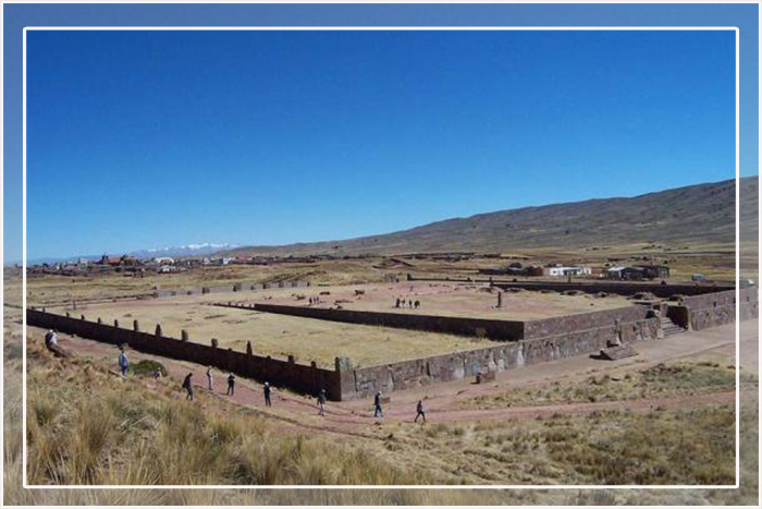 Археологические раскопки в Тиауанако, где были обнаружены Солнечные ворота.