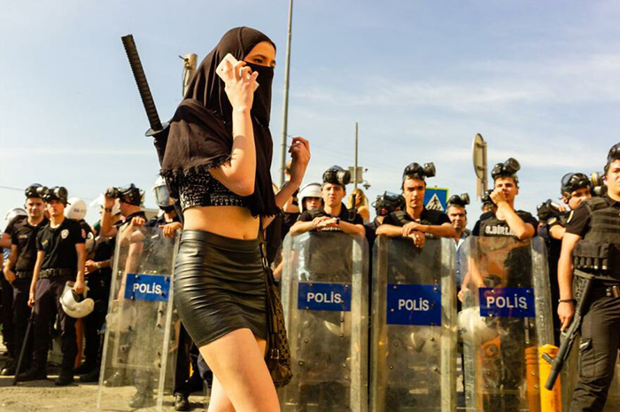 Стамбул, Турция. Протест против отмены закона защищающего женщин. / Фото: Форрест Уокер/urbanphotoawards.com