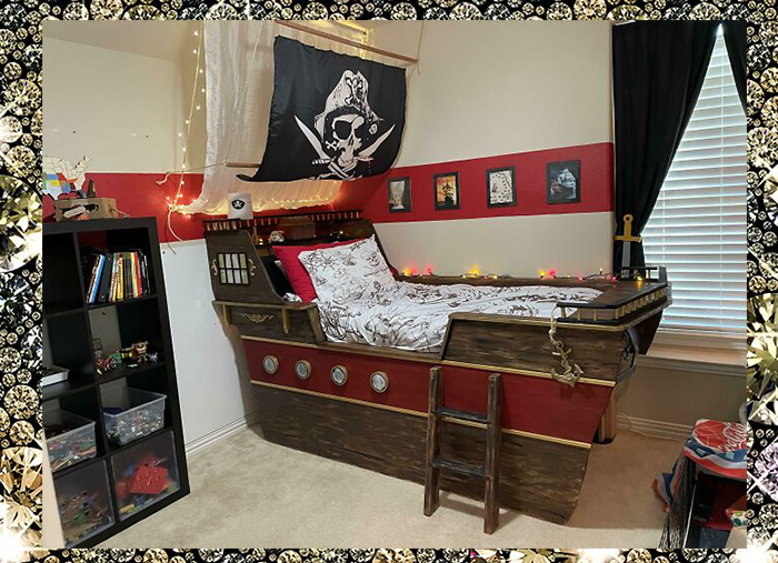 Кровать в форме гоночного автомобиля была превращена в настоящий пиратский корабль.
