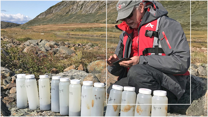 Рэймонд Брэдли фотографирует образцы донных отложений, взятые из озера на юге Гренландии.