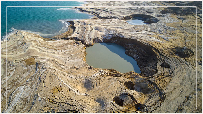 Большая часть побережья Мёртвого моря непроходима из-за большого количества воронок и нестабильности грунта.