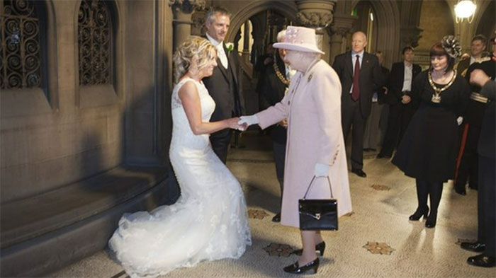 Британская пара в шутку пригласила королеву Елизавету на свою свадьбу 2012 года, и она действительно появилась. / Фото: reddit.com