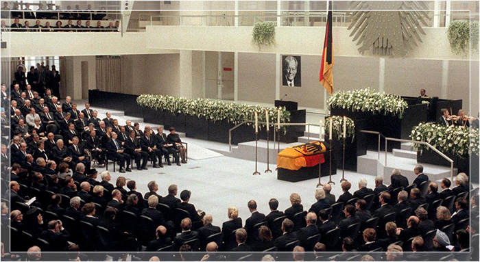 Официальная церемония прощания с Вилли Брандтом в здании Рейхстага в Берлине 17 октября 1992 года.