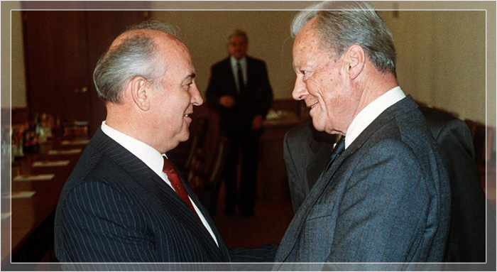 Вилли Брандт и генсек ЦК КПСС Михаил Горбачёв в Москве в октябре 1989 года.